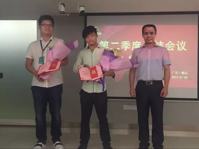 粤北区域总经理吴陆荣给优秀设计部第一名、第二名颁奖