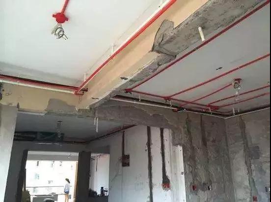 装修水电走天花还是走地面_地面走线槽_房屋水电装修走线图