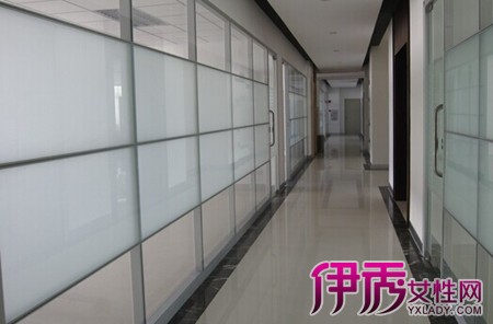 桑拿板墙面装修效果图_室内装修铝塑板墙面施工_铝塑板墙面的服装店装修设计图