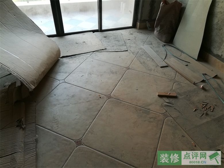 卧室地砖效果图_卧室隐形门装修效果图_装修时卧室门与地砖施工先后顺序