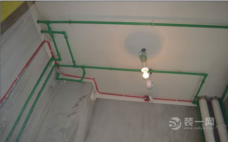 走水电_走水电 水走地_装修水电管走顶还是走地