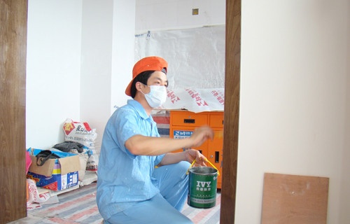 装修是刷油漆还是木工_装修油漆工序要多久_木工油漆