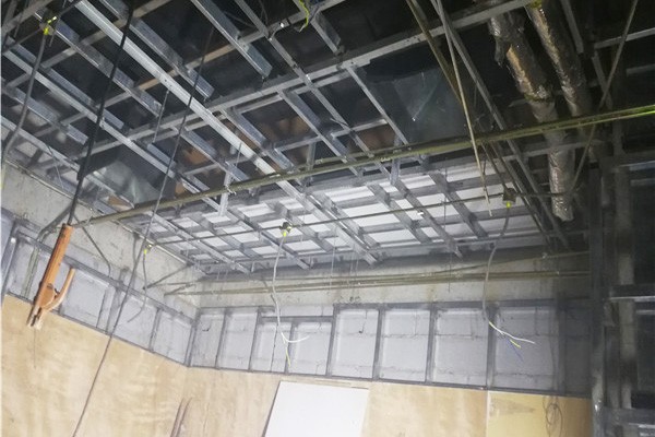 装修施工钻透墙壁_楼梯墙壁装修图片_农村楼梯墙壁装修图片