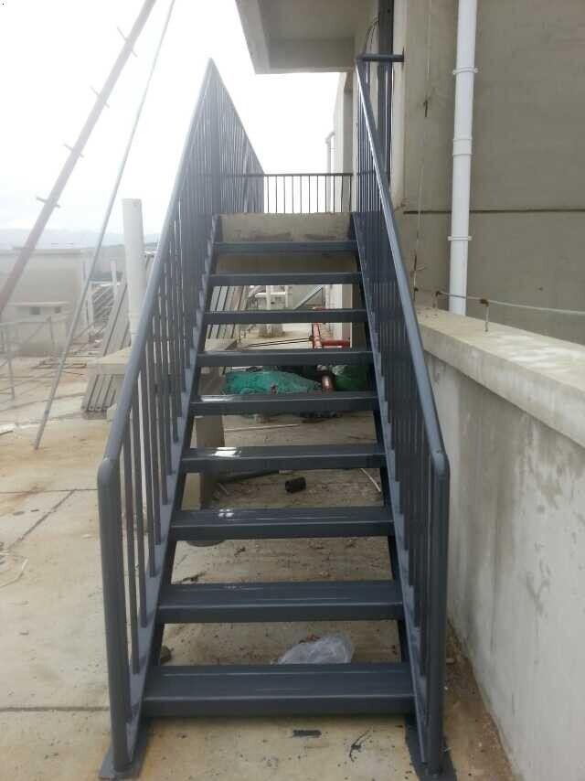 自助餐厅装修效果工业风图_铁艺楼梯图片 土巴兔装修效果_钢板楼梯改装修效果图