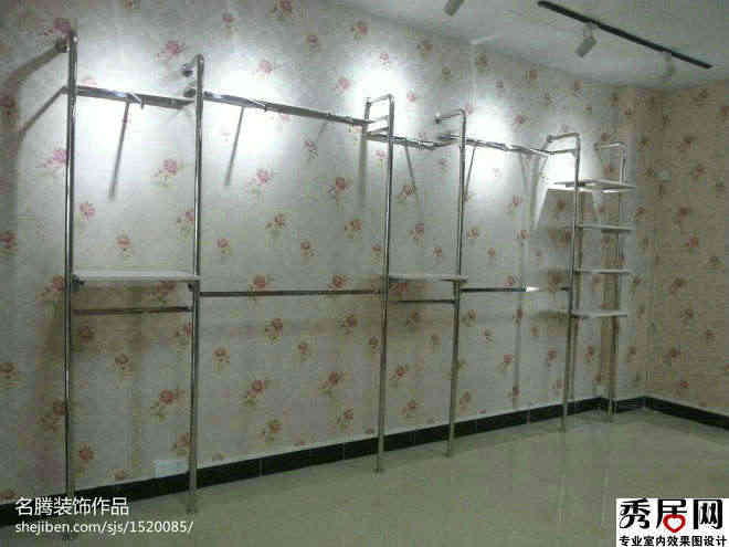 现代潮涟店展示架装修设计效果图 不锈钢服装展示架搭配小碎花壁纸装饰照片