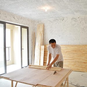 师傅正在进行木工工序装修效果图