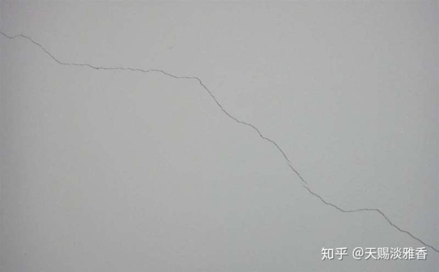 新房装修后墙面有裂缝_油漆墙面裂缝怎么办_装修完油漆有裂缝