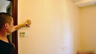 地砖上的油漆怎样去除_皮包上的油漆怎么去除_装修不慎油漆滴到桌上如何去除