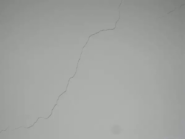 墙面油漆裂缝_装修平顶油漆出现裂缝_新盖的房子还没装修墙面就有裂缝该怎么处理