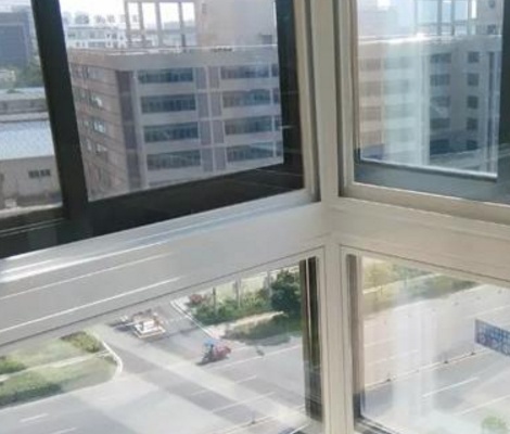 地下室窗子装修效果图_装修防水窗子纳闷弄_浴室防水电视装修