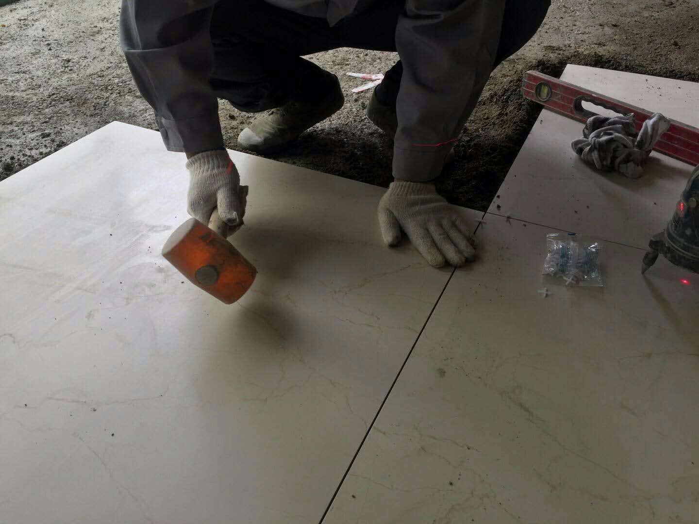 装修贴地板砖施工图片_外墙马赛克砖施工工艺_仿古地板木纹砖贴图