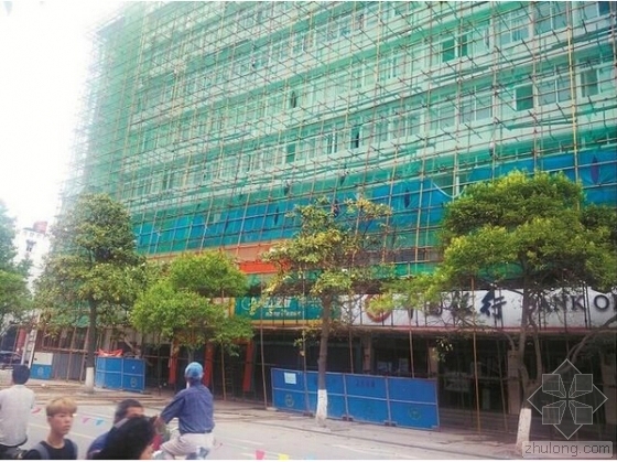 武汉大厦脚手架变形 系拆除连墙杆后未还原