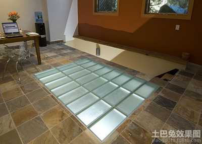 客厅透莽地板鱼池养鱼装修效果图 寻观玻璃地板下鱼池安装设计图片
