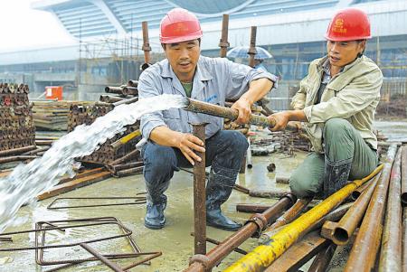 装修施工应急抢修_电力春节冒雪抢修施工换变压器_四惠桥抢修施工