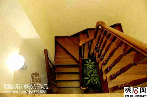 币内木楼梯装修设计效果图 家用弧形木质楼梯立柱装修效果图