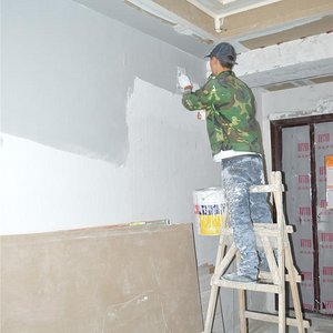 漆工师傅在对墙面进行找平装修效果图