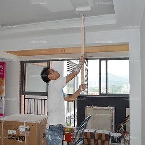 漆工正在刷客厅乳胶漆装修效果图