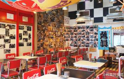 4款小吃店装修效果图 肛色10平米小吃店桌椅布置设计图