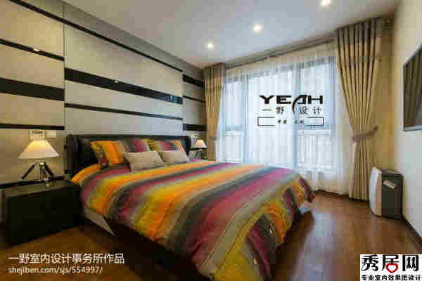 卧室床背景墙灰色软装拼接黑色镜子造型设计图 时尚房间彩虹色床单装修效果图