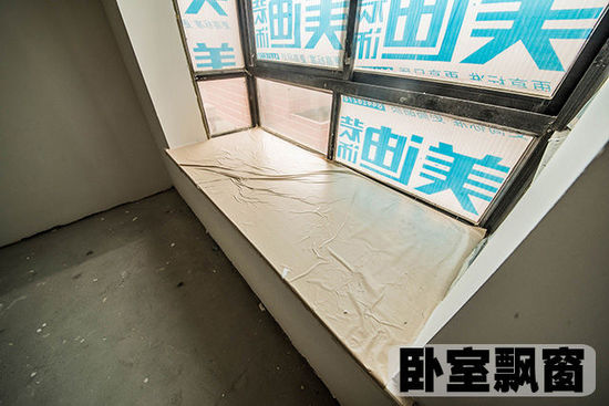 带窗户小卫生间装修效果图_装修防水要在窗户安装后吗_小窗户客厅装修效果图