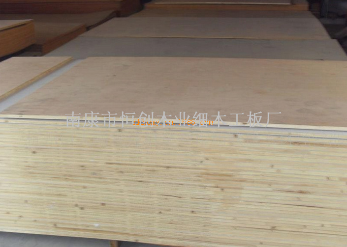 装修板锯末板什么样_谱通装修材料木工板_生态板木工做床效果图