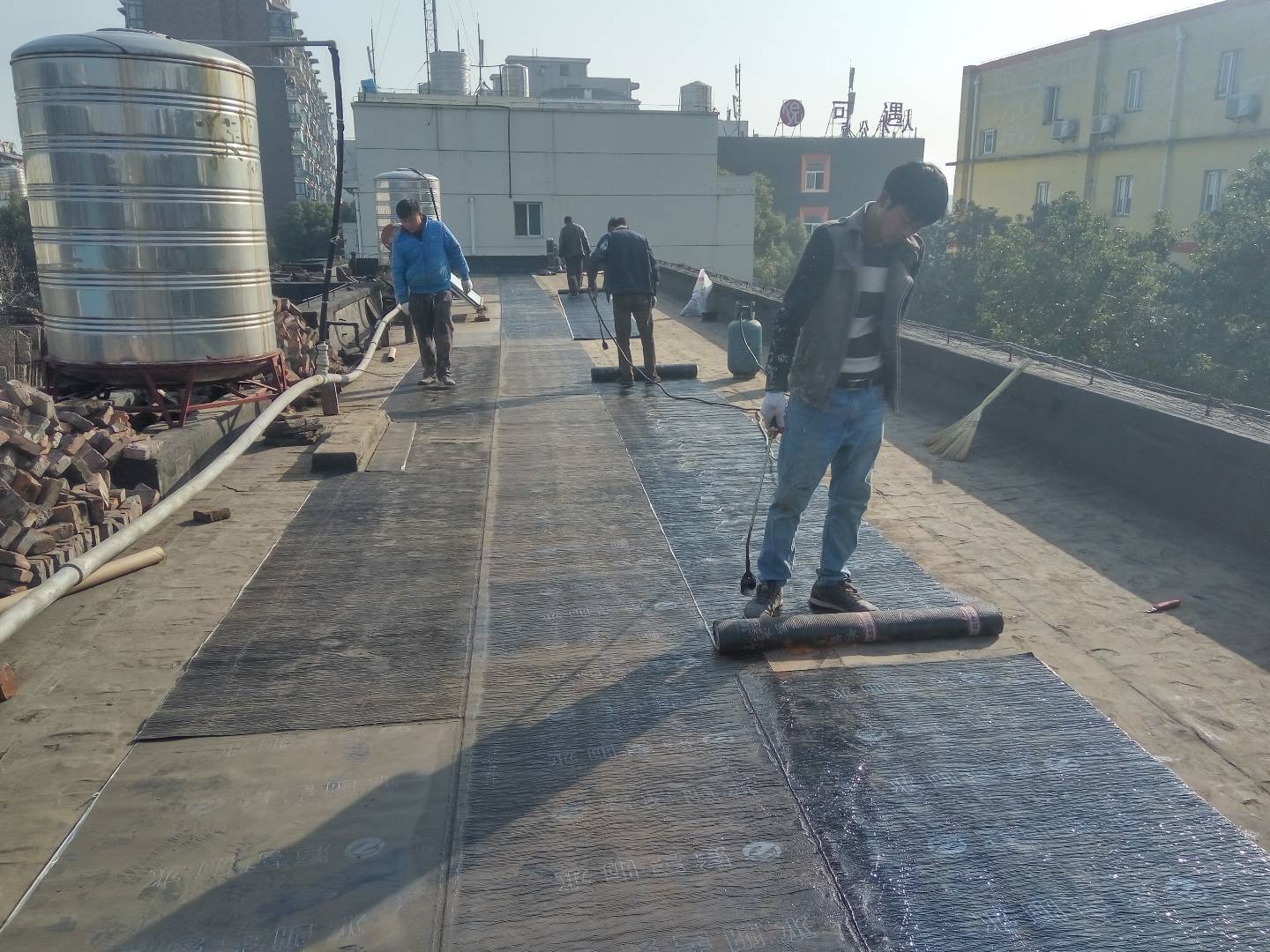 卷材防水屋面施工_卷材地板施工工艺_装修卷材施工图片