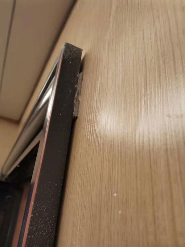 一楼盘精装交付地板开裂电线外露 开发商：先收房再整改