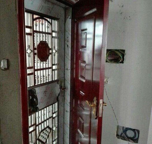 新房装修，应该先装门还是先刮腻子？听老师傅分析完才明白！