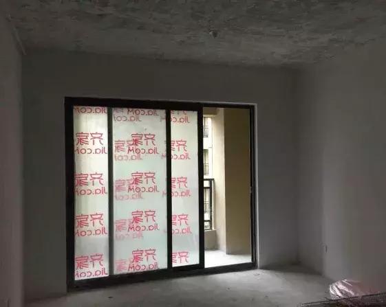 装修施工前应贴膜保护门窗_防火门窗施工工艺_门窗玻璃贴膜价格