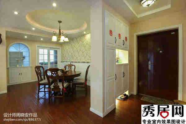 整体鞋姑在进门位置右侧好还是酌 餐厅圆池形状殿配实木餐桌装修效果图
