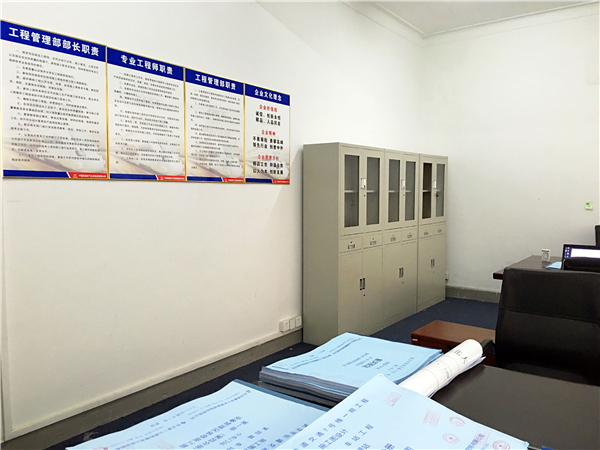 高性能混凝土施工问答_现场定做书架施工工艺_地铁装修施工现场管理问答