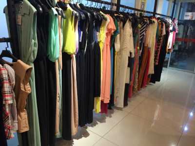 服装批发店档口装修效果图 4款商业展示女装批发档口门面装修设计图