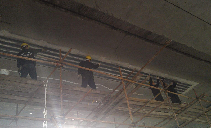装修包门边施工视频_框架柱加固施工图片_装修包梁柱施工