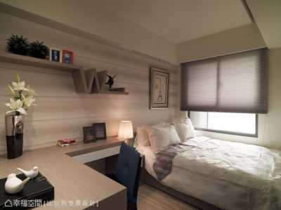 儿童卧室书桌上方安装置物架装修效果图 儿童房背景墙安装不规悦物架装饰图片