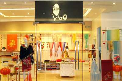 饰品店围巾丝巾陈列摆放装修效果图 店铺高档真丝围巾陈列彻示架设计图