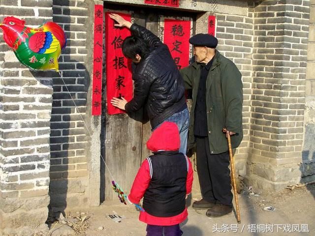 贴门上的春联_装修好的新家未入住要贴春联吗_春联什么时候贴最好