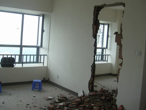 房屋装修拆改承重墙_房屋承重梁打空调洞 你来钢筋_承重柱子装修效果图