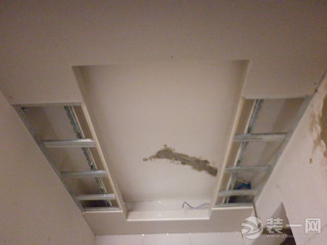墙面地面家具颜色搭配_装修时墙面地面吊顶是施工顺序_卫生间墙面漏水不想砸地面