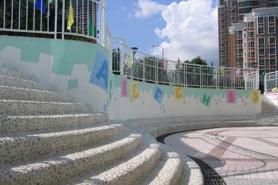 幼儿园下沉式广场外墙墙面布置装修效果图 学校下陷式操场乳胶漆粉刷墙面彩绘图案设计