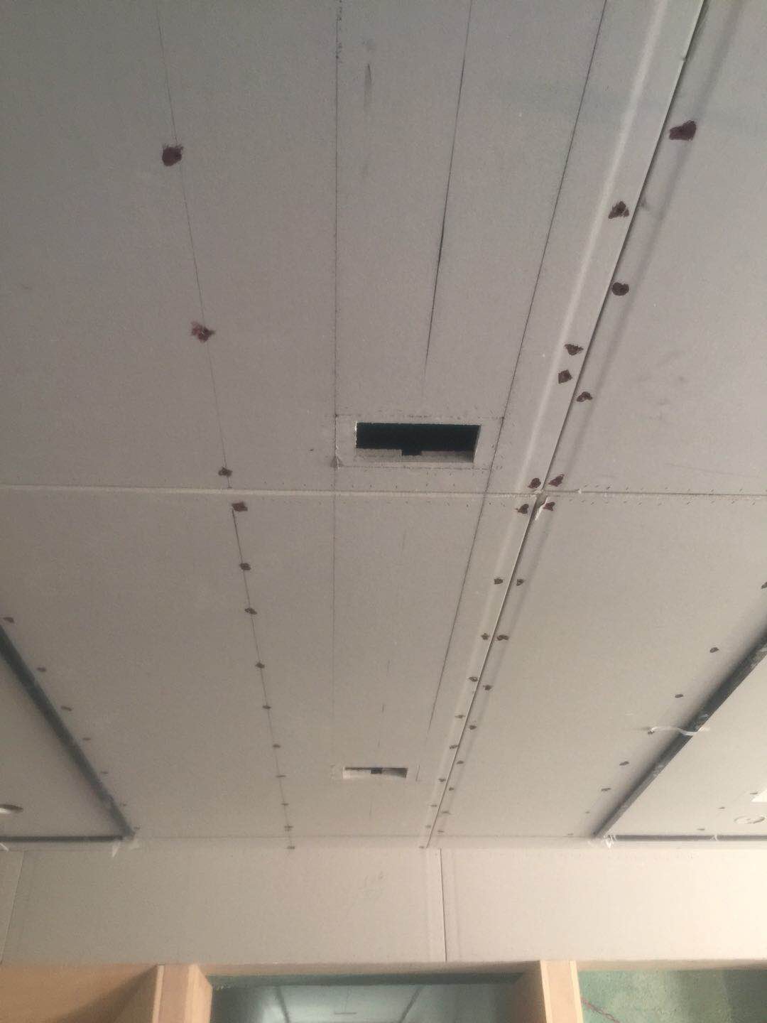 装修后吊顶处油漆裂缝_装修后墙面出裂缝怎样处理_新盖的房子还没装修墙面就有裂缝该怎么处理