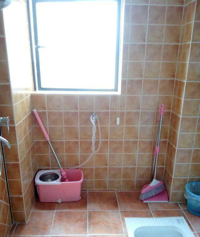 蹲式卫生间装修效果图_房子装修时蹲便施工复杂吗_装修卫生间用坐式还是蹲式马桶