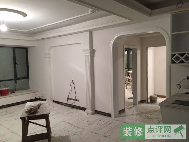 手碰到垃圾桶盖子_有公司连锁店装修招施工吗_装修公司油漆手碰到有白色