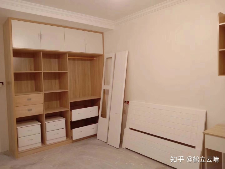 装修油漆师傅_油漆结束离装修结束_客厅油漆装修效果图
