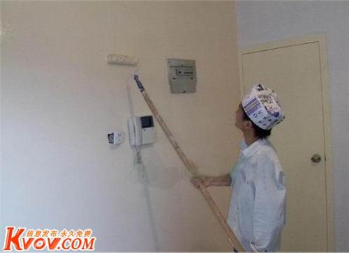 瓷砖上刮什么腻子_装修是先刷木工油漆还是先刮腻子_墙面刮完腻子有裂缝