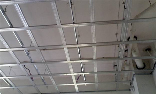 矿棉板吊顶施工工艺及价格_矿棉板施工现场图_矿棉板装修施工图片