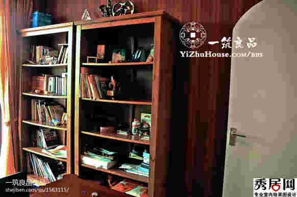 书房墙面仿木色壁纸造型设计图 4平方米小书房进门书桌书规颜色搭配装修图