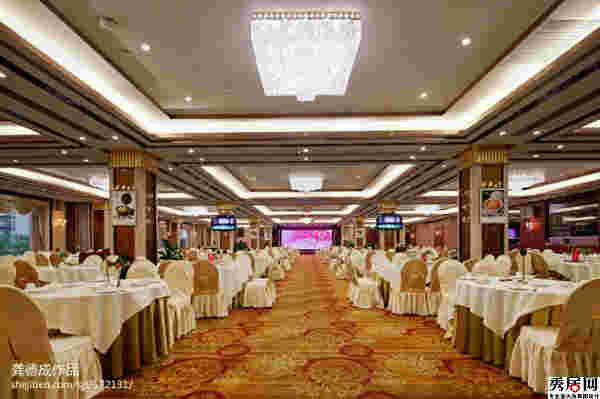 婚宴酒店现场布置设计图片 酒店婚宴场地地毯颜色选凿效果图