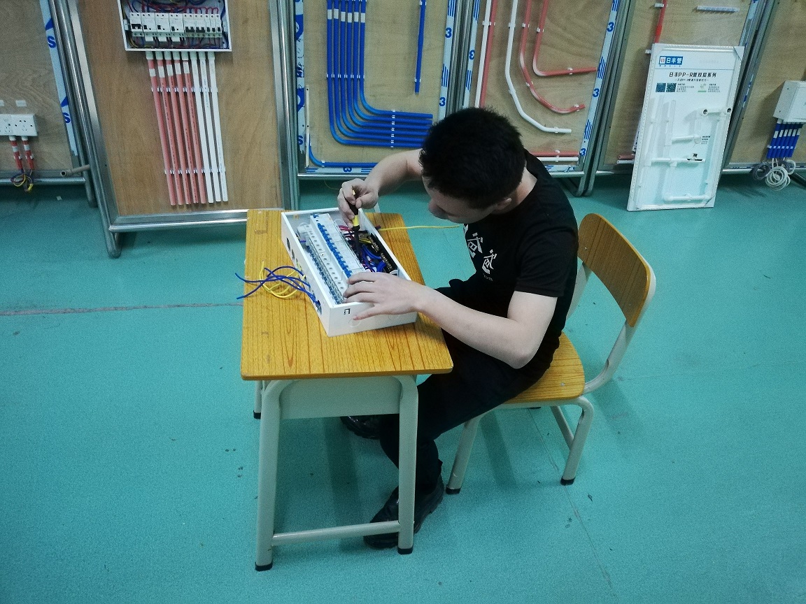 水电工工资_装修水电工是同一批人吗_浙江海宁装修泥工电工木工漆匠多少钱一平方呢?