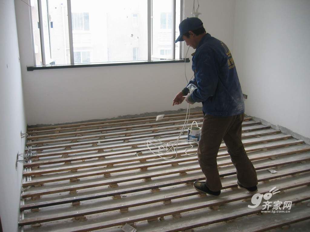 地板插座施工_大连羽毛球地板施工_装修木地板地楞施工标准