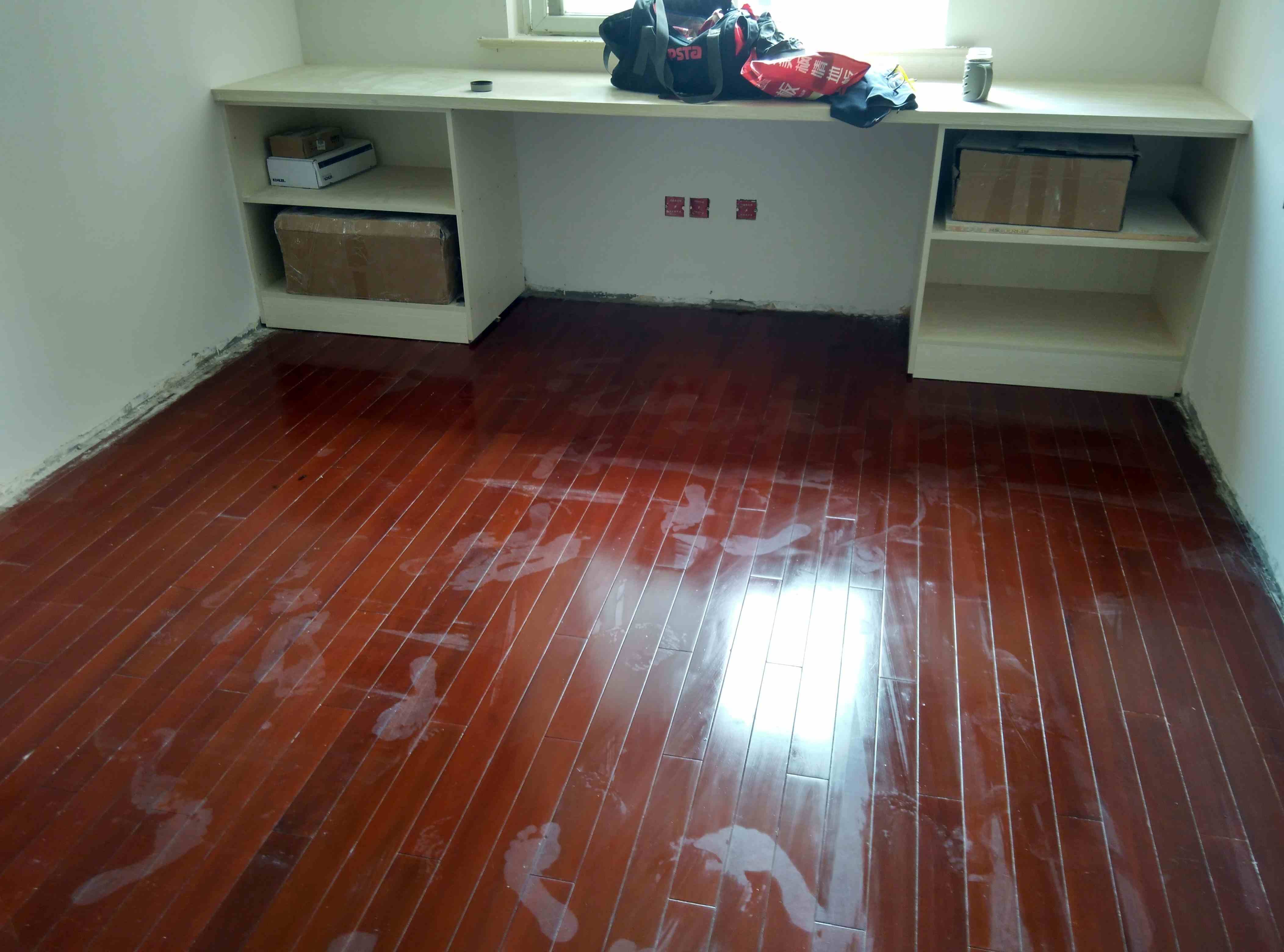 装修完地板油漆还有胶_水泥地板以前刷了油漆现在可以刷环氧树脂地坪漆吗_地板油漆修补
